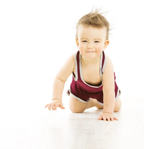 Baby gelukkig lachend met ongekamde haren, actieve verwarde jongen in sport pak kruipen geïsoleerd op witte achtergrond — Stockfoto