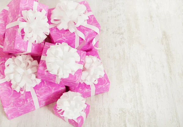 Apresenta pilhas caixas de presente, aniversário na cor rosa para mulher ou mulher, sobre fundo branco — Fotografia de Stock