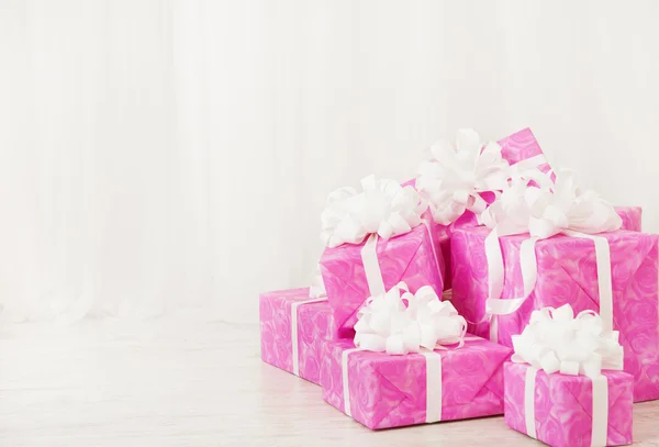 Regalos cajas de regalo pila, cumpleaños en color rosa para mujer o mujer, sobre fondo blanco — Foto de Stock