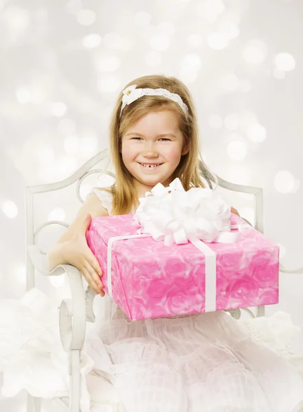 Ragazza con un regalo di compleanno. Piccolo bambino felice con scatola regalo partito in colore rosa . — Foto Stock