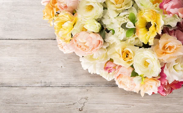 Mazzo di fiori di peonia, disposizione estiva, fondo grunge in legno — Foto Stock