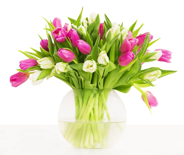 Tulpen Blumen Bouquet in der Vase über weißem Hintergrund — Stockfoto