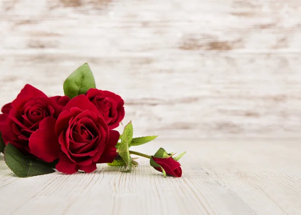 Flores de rosa, vermelho no fundo grunge de madeira, espaço de cópia de cartão floral — Fotografia de Stock