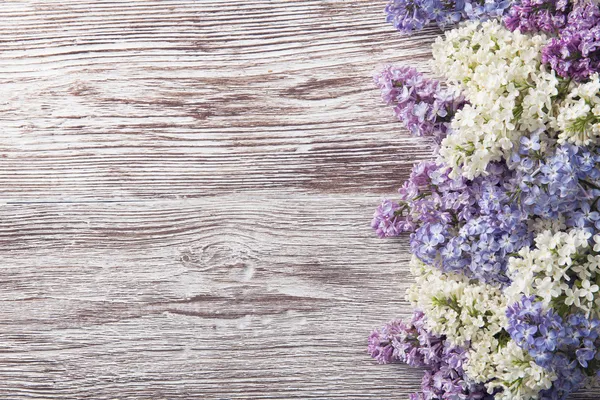 Lila bloemen op hout achtergrond, bloesem tak op vintage houten textuur Stockfoto