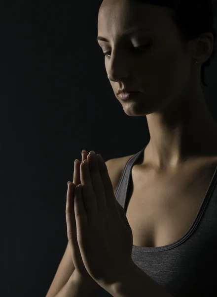 Mujer rezando. Oración de cerca retrato sobre fondo negro —  Fotos de Stock