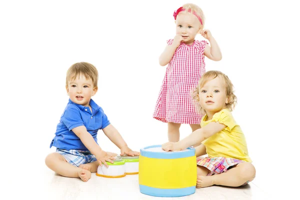 Niños jugando juguetes. Desarrollo de niños pequeños y bebés, aislados sobre fondo blanco — Foto de Stock