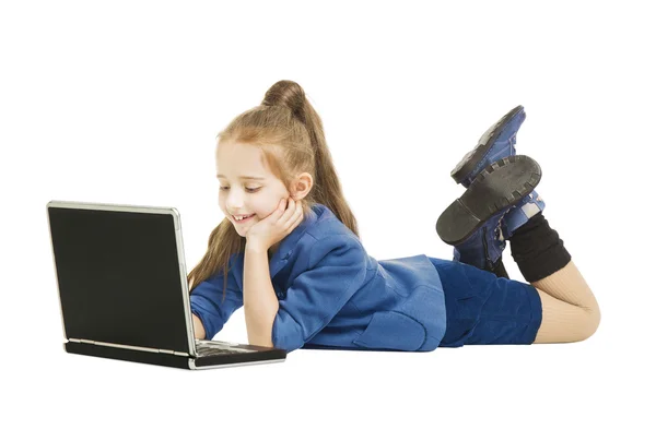 School Girl Kid mirando Computadora. Colegiala con portátil portátil, fondo blanco aislado — Foto de Stock