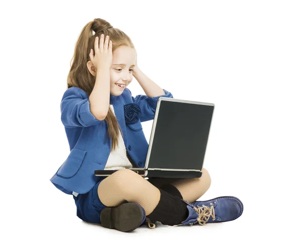 Criança estudante olhando para o computador. menina da escola com notebook laptop, mão na cabeça, fundo branco isolado — Fotografia de Stock