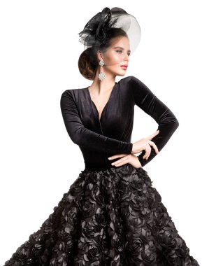 Siyah elbiseli ve peçeli zarif kadın. İzole edilmiş Beyaz Arkaplan üzerinde Kristal Küpe ile Eski Moda Moda Portresi
