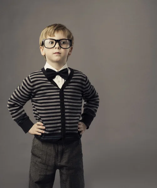 Мальчик в очках, маленький детский портрет, ребенок умная повседневная одежда, руки на бедрах — стоковое фото