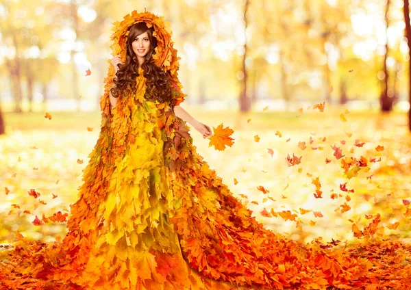 Hösten Mode Modell Lönn Lämnar Orange Klänning Fantasy Woman Creative — Stockfoto