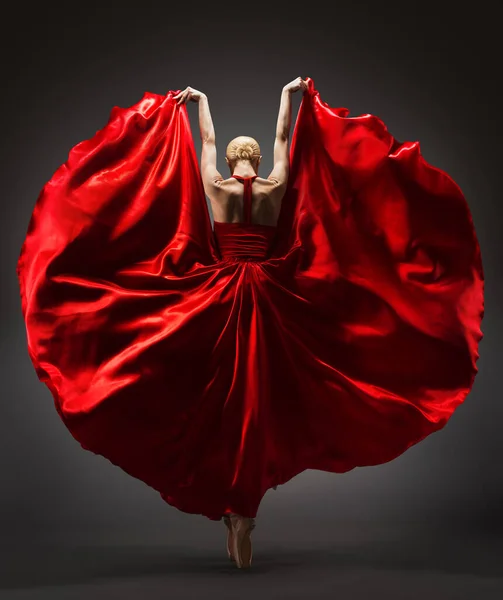 芭蕾舞演员穿着红色飞行服装在后视镜中跳舞 弗拉门科斯基尔特的优雅的女芭蕾舞剧表演者 在黑暗背景下的运动中表现激情的舞蹈 — 图库照片