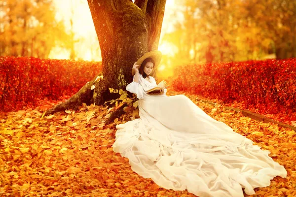 Herbstlandschaft Romantische Frau Viktorianischen Stil Liest Buch Park Mit Orangen — Stockfoto