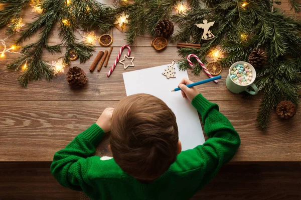 Noel Baba Noel Mektubu Yazan Çocuk Çocuk Tahta Masa Xmas — Stok fotoğraf