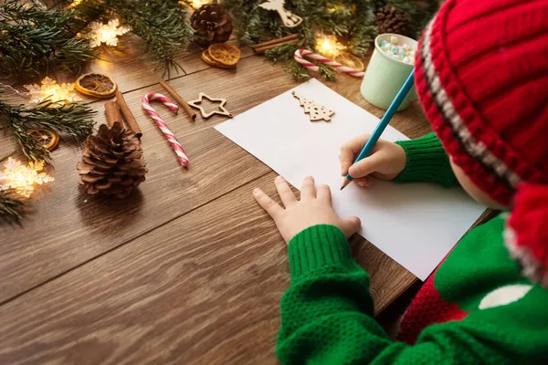 Little Kid Carta Escritura Santa Feliz Navidad Deseos Feliz Año — Foto de Stock