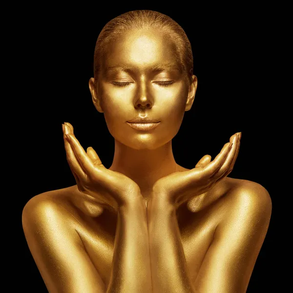 黄金輝く肌を持つ美容モデル 閉じた目と開いた手のヤシの木と女性の顔 黒の上のゴールドアートポートレート — ストック写真