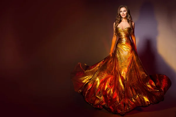 Fashion Model Langen Goldenen Kleid Lächelnde Schönheit Frau Goldenen Abendkleid — Stockfoto