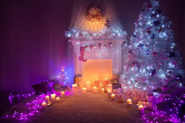 Intérieur Maison Noël Avec Lumière Bougie Cheminée Sapin Noël Blanc — Photo