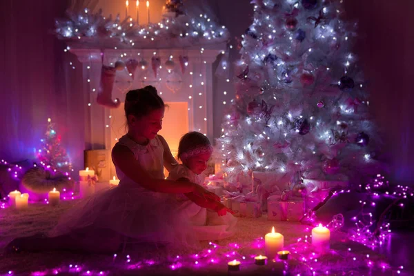 Niños Navidad Junto Árbol Navidad Blanco Chimenea Interior Habitación Oscura —  Fotos de Stock