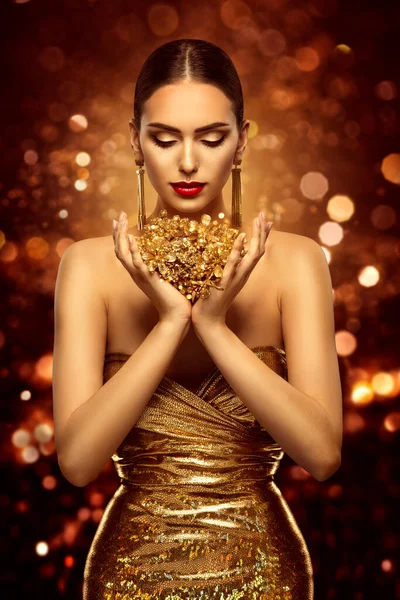 Fashion Beauty Model Holding Golden Jewelry Flowers Hands Woman Face — Stock Photo, Image