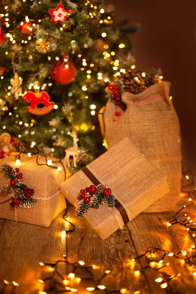 Weihnachtsbaum Mit Geschenkschachteln Weihnachten Urlaub Hintergrund Mit Geschenken Dunkelbraunen Raum — Stockfoto