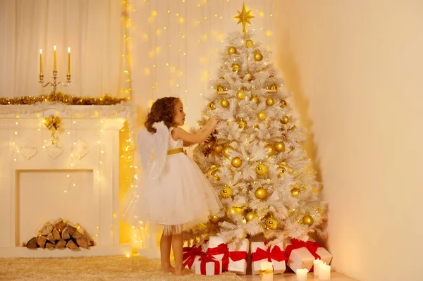 Kleine Kind Mädchen Schmücken Weihnachtsbaum Mit Goldener Kugel Gemütlichen Weißen — Stockfoto