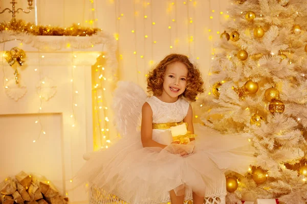 Little Girl Holding Candle Sitter Bredvid Julgranen Dekorerad Med Gyllene — Stockfoto