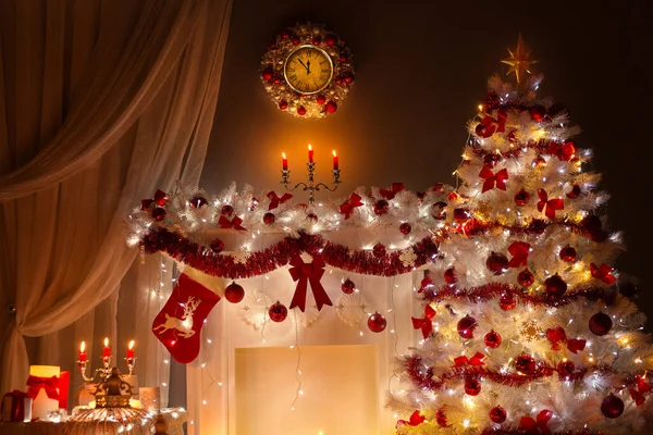 Weihnachtsbaum Dekoriert Mit Lichtern Kaminzimmer Mit Kerzen Rotem Strumpf Kranz — Stockfoto