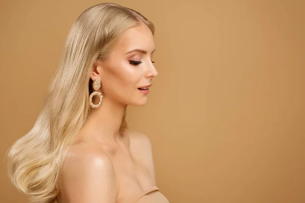 Beauty Blonde Hair Model Face Beige Elegant Vrouwenportret Met Gouden — Stockfoto