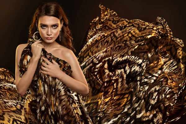 Fashion Woman Golden Wild Animal Print Dress Flying Fabric Beauty — Fotografia de Stock