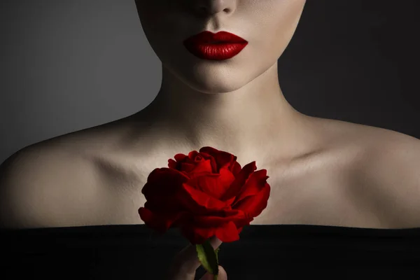 Κόκκινο Τριαντάφυλλο Λουλούδι Και Μοντέλο Χείλη Κοντινό Πλάνο Καλών Τεχνών — Φωτογραφία Αρχείου