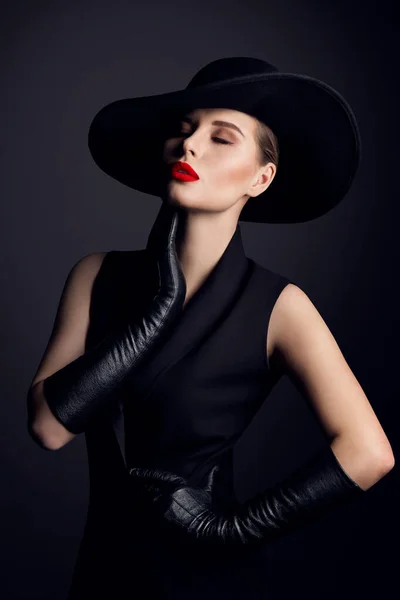 Μόδα Ομορφιά Γυναίκα Πορτρέτο Καπέλο Κόκκινα Χείλη Συνθέτουν Κομψό Ντεμοντέ — Φωτογραφία Αρχείου