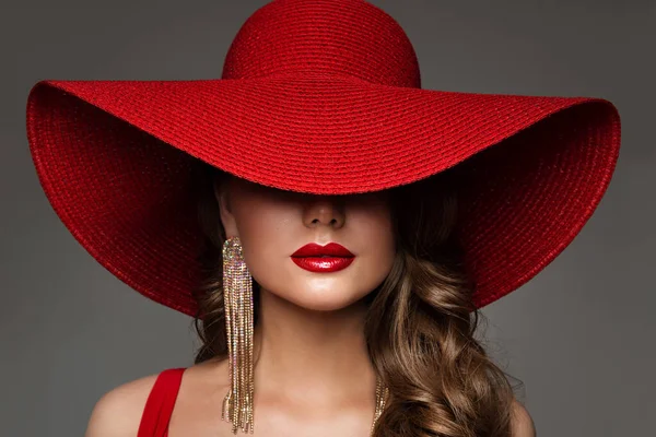 Fashion Woman Hat Red Lips Make Golden Earring Beauty Model — Fotografia de Stock