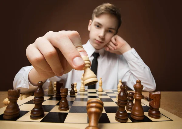 Šach Mat Vítězství Šachisty Drží Šachovou Figurku Odhazuje Proti Kingovi — Stock fotografie