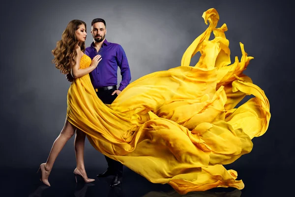 Divatpár Táncol Hosszú Ruhás Elegáns Jóképű Férfi Lady Yellow Silk — Stock Fotó