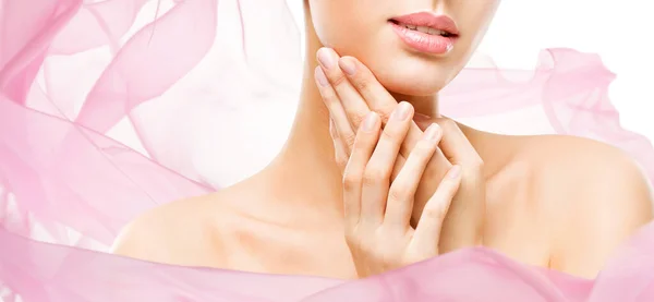 Mulher Lábios Mãos Beleza Close Retrato Envolto Tecido Chiffon Rosa — Fotografia de Stock