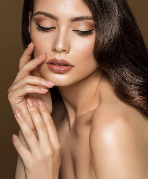 Beauty Model Face Make Met Beige Lipstick Perfect Eyeliner Vrouwelijke — Stockfoto