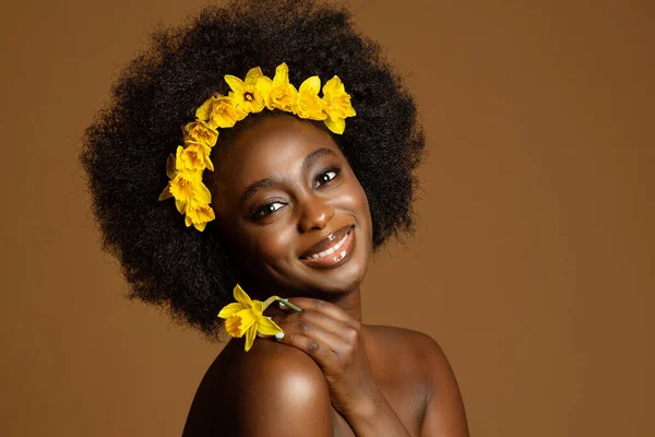 Fekete Szépség Sárga Virág Afrikai Modell Göndör Coily Frizura Virágkoszorú — Stock Fotó