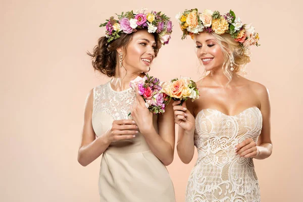 Twee Fashion Women Flower Wreath Brunette Blonde Model Bruidsjurk Bruiloft — Stockfoto
