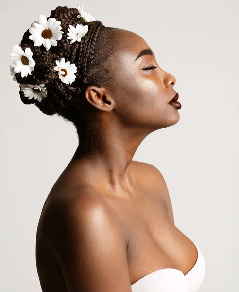 Beauty Profile African American Woman White Kamilla Virágok Fekete Haj — Stock Fotó