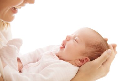 Mutlu Yeni Doğan Bebek ve Anne. Neşeli Gülümseyen Anne, bir aylık bebeği beyazın üstünde tutuyor. Çocuk Sağlığı Hizmetleri ve Ebeveynlik. Duygusal Kadın Annelikten Hoşlanıyor