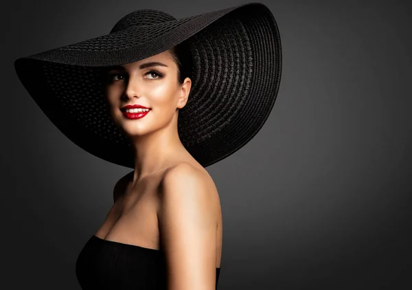 Mulher Sorridente Alegre Chapéu Verão Modelo Beleza Grande Chapéu Preto — Fotografia de Stock