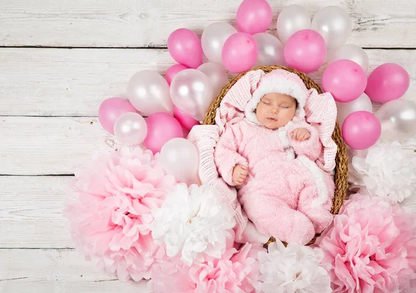 Neugeborenes Mädchen Schläft Rosafarbenen Fluffy Body Geburtstagsfeier Mit Luftballons Und — Stockfoto