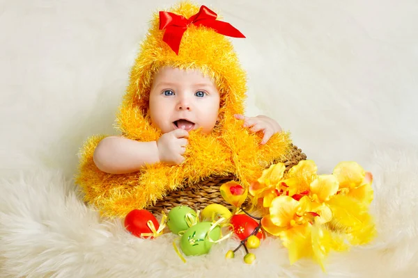 イースター ベイビー 鶏の衣装を着た新生児が孵化する 黄色いファジィの幼児イースターエッグの入ったバスケットの中に座っている帽子をチェックしてください 誕生日の休日のコンセプト — ストック写真