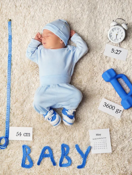 Peso Lunghezza Del Neonato Dormire Mese Bambino Tuta Blu Sdraiato — Foto Stock