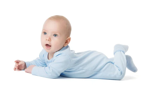 可爱的婴儿躺在白色背景的肚子上 穿着棉制婴儿紧身衣 四个月大的孩子穿着蓝色的燕尾服爬行着寻找一个侧面 Pajama的男孩被隔离 — 图库照片