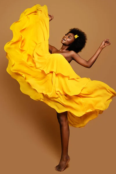 Femme Expressive Dansant Robe Vol Jaune Happy Dark Skinned Danseuse — Photo