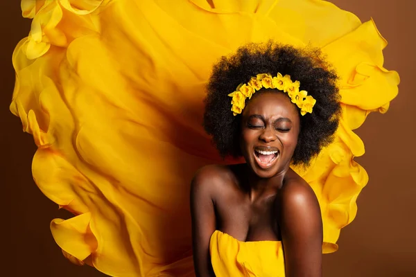 Expression Joyeuse Modèle Afro Américain Sur Fond Tissu Volant Soie — Photo