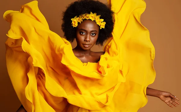 Sötét Nyúzott Divat Portré Sárga Repülő Ruha Szépség Afrikai Modell — Stock Fotó