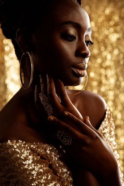 Afrikai Szépség Arany Ékszerek Felett Ragyogó Háttér Dark Skinned Modell — Stock Fotó